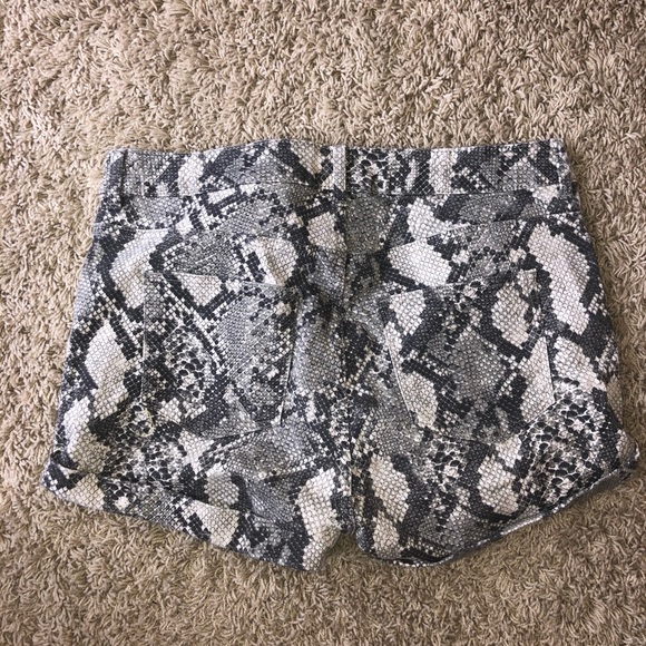 Snakeskin patterned shorts - Picture 2 of 3